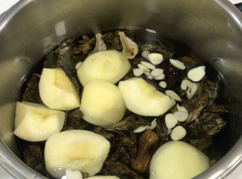 step5: 將所有材料加進壓力鍋，加水，大火加壓至第1條壓力線
轉小火煮10分鐘，關火