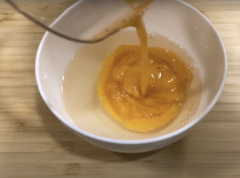 step6: 白糖、吉利丁粉加入熱水攪拌至溶化，芒果肉打成的果泥，加入吉利丁溶液，拌勻成鏡面