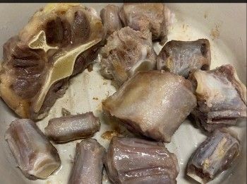 step4: 灑上白蘭地 (Brandy) / 雪梨酒（Sherry）及麵粉拌勻。將牛尾放上洋蔥上面，加入牛肉湯及月桂葉，中大火煮滾，蓋上鍋蓋，轉小火煮約10分鐘，熄火；不要打開鍋蓋，焗30 - 45分鐘左，打開鍋蓋，煮約10分鐘，熄火，灑上海鹽及黑胡椒，即成。