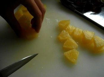 step1: 蔥切小段。薑切絲。川耳切塊。鳳梨切塊。