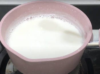 step5: 牛奶層，砂糖和牛奶加熱，砂糖溶化後，關火，加吉利丁粉，攪拌至溶化