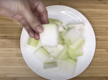 step1: 冬瓜去皮、去籽切片