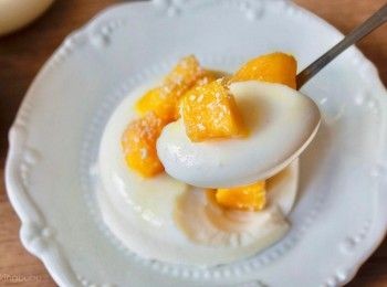 step4: 預備一個大芒果起肉然後放在已經凝固的<span class="group_1">椰奶凍</span>面， 在灑一點椰絲就完成