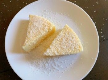 step1: All ingredients 全部的<span class="group_1">食材</span>有：

2pcs 
Egg yolk鸡蛋黄

3tbsp 45g
Sugar  糖

2cups  440g
Milk 牛奶

3tbsp  40g
Corn starch
玉米淀粉  


two slices of cheese
2片起司

1/4 tsp
Oil 油

1 tbsp 8g
Shredded coconut
椰蓉