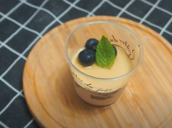 step3: 戴手套將茶包揸至與奶色相同，棄掉。隔渣後倒入杯中，放入雪櫃雪2小時。吃前淋上少許蜂蜜，加上自己喜歡的水果，完成~