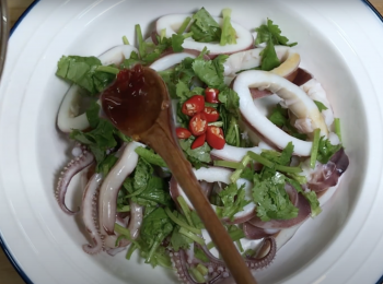 step5: 盤子放魷魚、芫荽、辣椒，澆上醬汁