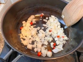 step4: 燒熱鍋、下半湯匙麻油，待油加熱好加入洋葱和辣椒碎炒出香味，然後加入金菇碎略炒。