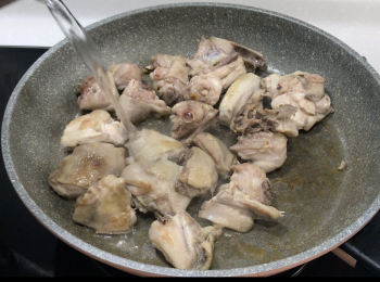 step3: 加油煎雞，兩面微微黃金色即可，加水煮開