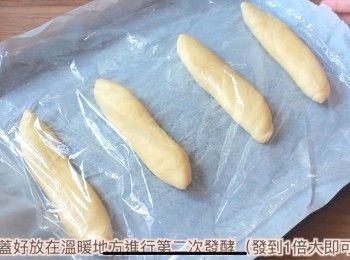 step2: 麵團發酵好後掛氣分8個小球再蓋上保鮮紙休息15分鐘，之後取出一個麵團捍成長橢圓形，上下向外對接並由頭到尾封口（如有不明白可參考影片），麵團造型好後包上保鮮紙進行第二次發酵（發大一倍即可）