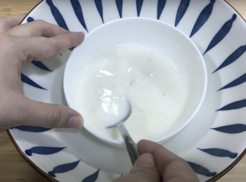 step3: 吉利丁粉加另一半牛奶，隔熱水攪拌至溶化