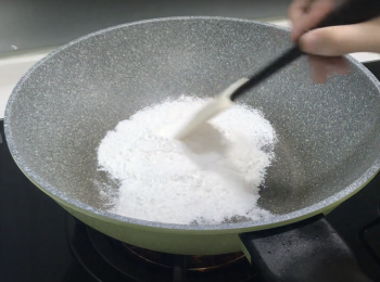 step3: 小火炒糯米粉，炒2-3分鐘，手粉變微黃色即可