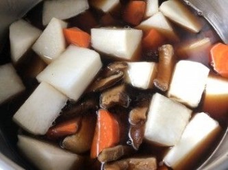 step7: 在鍋中加入水、生薑和調味料，再放入白蘿蔔塊、甘筍塊和香菇片，開火煮沸。