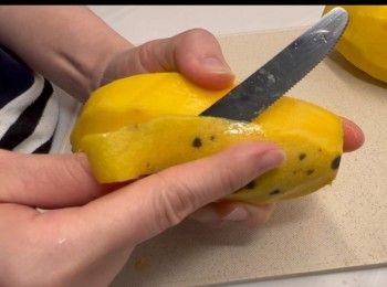 step1: 先將買回來的三個芒果清洗乾淨，去皮。

將其中兩個芒果用作製作卷芒果腸粉；
另外一個芒果用作拌碟或打成芒果蓉（芒果蓉的製作方法是起肉，放進攪拌機內打成蓉，需要的話可加入適量砂糖，以增加甜度）。