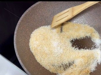 step2: 再起白鑊，加入白芝麻、椰絲和花生粉炒香，加入30克砂糖攪拌，馬上熄火，以免將糖煮溶。