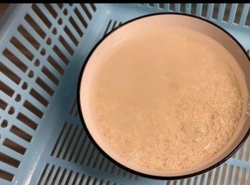 step1: 預先將糯米清洗乾淨，然後用清水浸泡1小時。