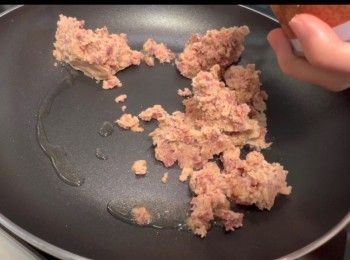 step2: 於平底鑊下一點油， 將鹹牛肉炒香。