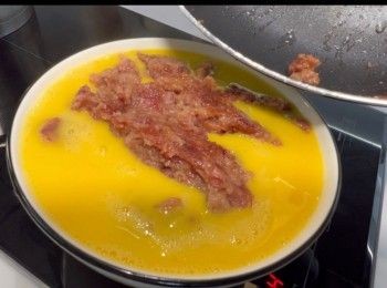 step3: 將炒好的鹹牛肉拌入雞蛋溶液中。