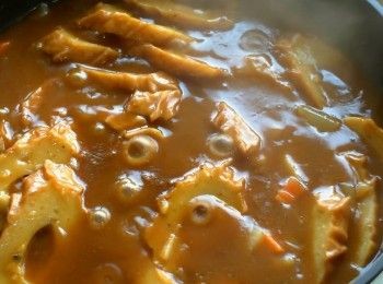 step5: 放入咖哩塊攪拌至完全融化即可。