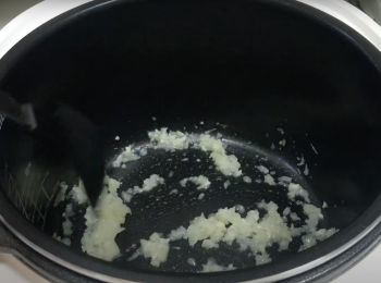 step4: 用電飯煲的烤肉模式炒香蒜蓉、洋蔥，再炒蝦至7、8成熟，拿起蝦，炒魷魚