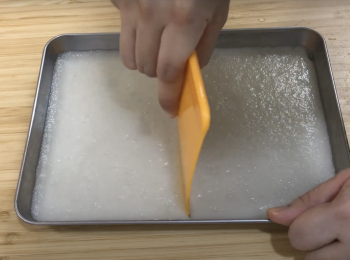 step5: 蒸好的糯米皮一分為二，用刮刀取出