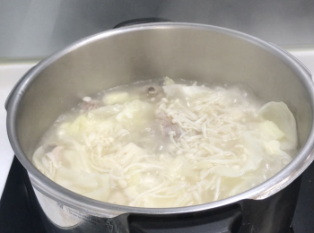 step6: 加高麗菜和金針菇，再煮5分鐘即可