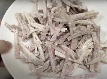 step2: 冷凍芋頭微波稍微解凍，切條