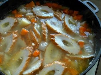 step4: 打開鍋蓋，放入鳳梨、竹輪後繼續悶煮5分鐘。