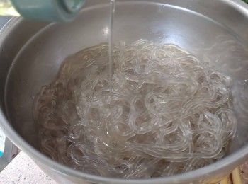 step2: 撈起瀝乾後 再下1/2湯匙麻油撈勻; 稍為剪碎備用
(撈麻油除添香外更可避免粉絲黏成團）