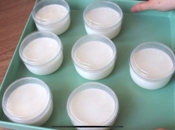 step3: 將椰奶倒入布丁杯中然後蓋上蓋子放入雪櫃冷藏一晚