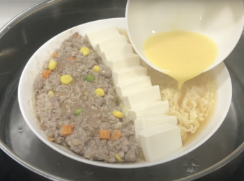 step5: 把混合雞湯的蛋液，倒在蒸好的豆腐旁，蒸1分鐘，關火蓋蓋10-15分鐘