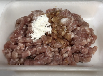 step4: 豬肉碎加調味料，醃15分鐘