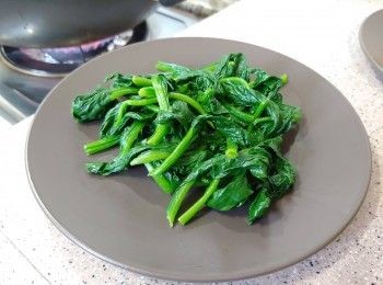step3: 菠菜滾水煮至剛熟即撈起沖水至冷卻， 搾乾水份切段備用