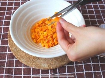 step1: 將芒果乾剪成粒狀備用，再用打蛋器將牛油打發至顏色變淺和蓬鬆，然後將全蛋液分三次加入到牛油中必須完全吸收後再加入剩下的蛋液