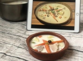 step3: 雞湯🐓煮開並轉慢火🔥加入豆漿🥛，再加入上述的材料及腐皮再慢火煮多5分鐘⏰