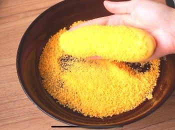 step4: 造型好後掃上蛋液然後沾試上麵包糠，再用保鮮紙蓋好放入焗爐用發酵功能進行第二次發酵，直到變大一倍