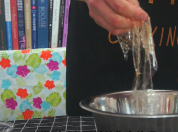 step1: 用冰水浸魚膠片10分鐘，然後撈出榨乾水分，備用