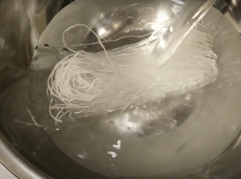 step1: 粉絲用水浸軟，切細段