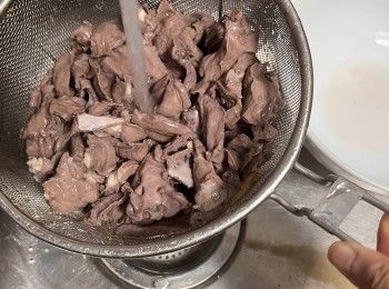 step6: 將豬心片立刻取出、過冷河後瀝去水份備用。