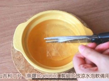 step1: 魚膠片泡涼水浸軟備用