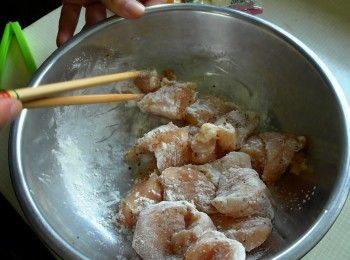 step1: <a href="https://bit.ly/3EZL8dD" target="_blank" data-keyword="雞胸" class="guide-link"><strong>雞胸</strong></a> <span style="display:inline-block;vertical-align:middle;margin-top:-3px;color:initial;border-radius:3px;padding:2px 3px;font-size:12px;line-height:14px;background:#87d300;color:#fff;">即買</span> 肉切小塊後用鹽與黑胡椒條底味。均勻撒上一層麵粉後備用。