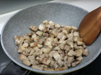 step2: 炒豬肉丁至9成熟