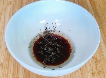 step6: 用欖欖油(我用椰子油替代）、黑醋、香草調製沙律醬