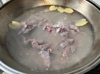 step5: 盛一鍋水，鍋中加入幾片薑，開火至煮沸加入豬心片，一邊推散讓豬心片受熱均勻，一邊煮至豬心片變色（需時約10-15秒）。