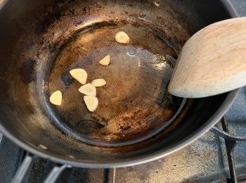 step8: 燒熱鍋、下油，待油燒熱後加入蒜片炒香。