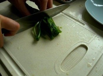 step2: 將燙好的菠菜擠出水份，盡量越乾越好。擠乾水份後切成適當大小。