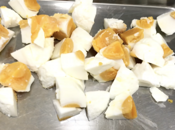 step2: 熟鹹鴨蛋，切半，挖出蛋白和蛋黃，切小塊