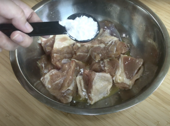 step3: <a href="https://bit.ly/2ZxapeY" target="_blank" data-keyword="雞扒" class="guide-link"><strong>雞扒</strong></a> <span style="display:inline-block;vertical-align:middle;margin-top:-3px;color:initial;border-radius:3px;padding:2px 3px;font-size:12px;line-height:14px;background:#87d300;color:#fff;">即買</span> 剪塊，加入醃料，拌勻