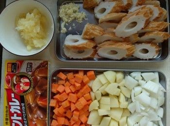 step1: 竹輪切塊。馬鈴薯、胡蘿蔔、洋蔥切塊。蒜切末。鳳梨切碎。