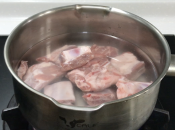 step2: 豬骨用室溫水汆燙，用清水洗淨