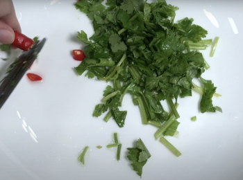 step4: 芫荽、辣椒用水洗淨，芫荽剪小段，辣椒剪成圈狀